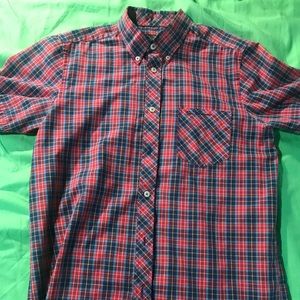 BEN SHERMAN SHORT SLEEVE BUTTON DOWN SHIRT.